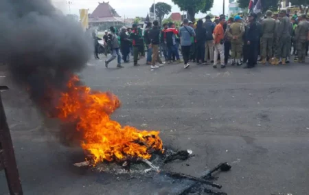 Ratusan Pengemudi Ojol Bakar Ban di Depan Kantor Pemkab Jember Foto BeritaJatim.com