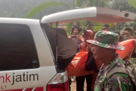 Tangis di Kebonagung: Nenek dan Lansia Ditemukan Tewas Terkubur Longsor Trenggalek Foto BeritaJatim.com