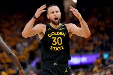 Golden State Warriors Lolos Dramatis ke Semifinal Barat Usai Tumbangkan Rockets Foto BeritaJatim.com