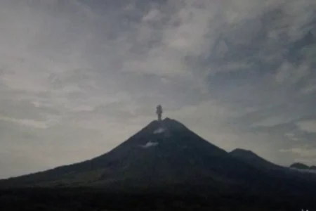 Gunung Semeru Erupsi, Abu Vulkanik Membumbung 1Km ke Langit Lumajang Foto BeritaJatim.com