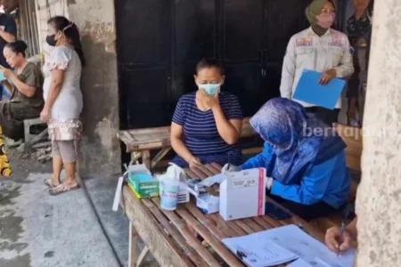 Ada Temuan HIV, Satpol PP Ponorogo Lanjutkan Operasi Penutupan Warung Remang-remang Foto BeritaJatim.com