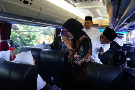 Wali Kota Kediri Berangkatkan 240 Calon Jemaah Haji, Titip Pesan Ini Foto BeritaJatim.com