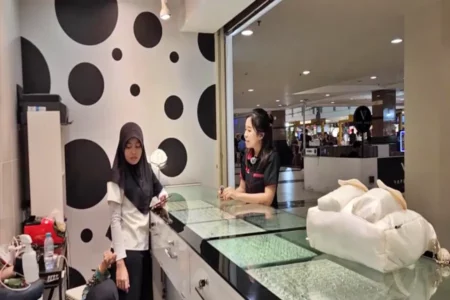 Harga Emas Melonjak, Toko Perhiasan di Surabaya Barat Hadapi Tantangan Baru Foto BeritaJatim.com