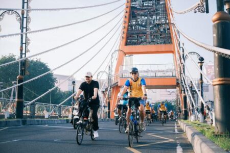 Surabaya Bersepeda dan Berbagi: Pelindo dan Pemkot Gelar Aksi Kemanusiaan Semarakkan Bulan K3 Foto BeritaJatim.com