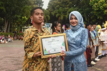 Momen Hardiknas 2025: Wali Kota Kediri Ajak Pelajar Tingkatkan Literasi dan Jaga Budi Pekerti Foto BeritaJatim.com