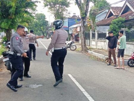 Hendak Menyeberang, Dua Motor Bertabrakan, Korban Patah Kaki dan Tangan. Foto BeritaJatim.com