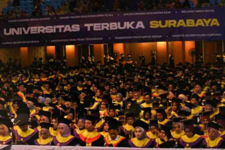 Kukuhkan 1.580 Wisudawan, Direktur UT Surabaya: Lulusan Harus Siap Hadapi Persaingan Global Foto BeritaJatim.com
