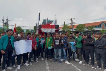 Hardiknas Diwarnai Mosi Tidak Percaya, Mahasiswa Demo di DPRD Jatim Foto BeritaJatim.com