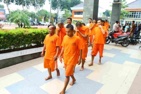 Satreskrim Polres Gresik Ungkap 15 Kasus Kriminal Selama April 2025, 22 Tersangka Diamankan Foto BeritaJatim.com