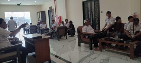 Sudah Jatuh Tertimpa Tangga: 2 Tahun Tak Digaji, 5 Karyawan BUMD Sumenep Tiba-tiba Kena PHK Foto BeritaJatim.com
