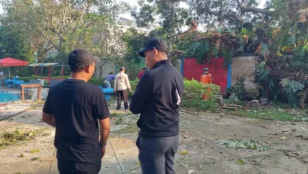 Trembesi Tua di Kediri Tumbang, 4 Orang Terluka dan 2 Rumah Rusak Foto BeritaJatim.com