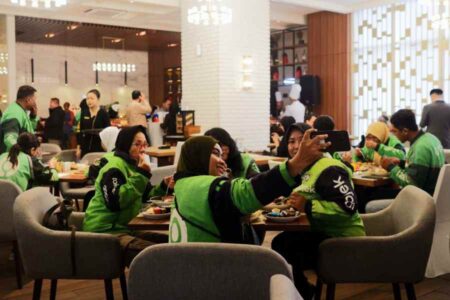 Whiz Luxe Hotel Surabaya Ajak 30 Driver Ojek Online Brunch Mewah Foto BeritaJatim.com