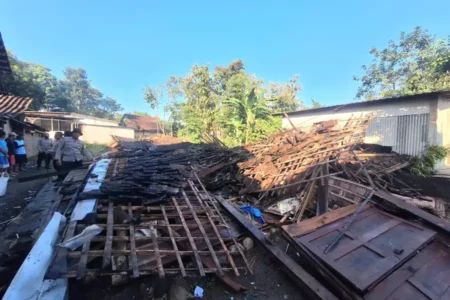 Rumah Warga di Magetan Roboh Usai Hujan Deras, Diduga Karena Ini Foto BeritaJatim.com