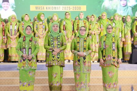 Resmi Dilantik, Ketum Dewan Pembina Muslimat NU Khofifah Luncurkan Lembaga Advokasi Hukum Keluarga Foto BeritaJatim.com