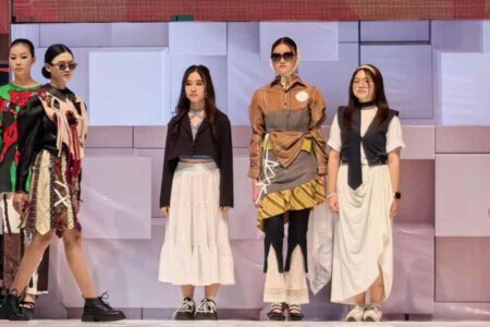 Ciptakan Kostum dari Baju Bekas Tahun 2000-an, Mahasiswa FIK Ubaya Raih Juara di Asian Student Fashion Week Foto BeritaJatim.com