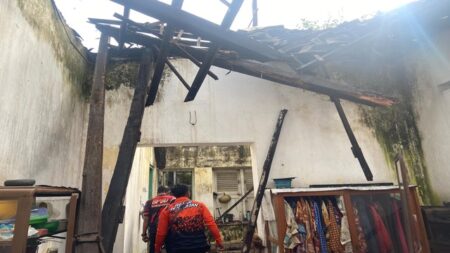 Cuaca Ekstrem Rusak Rumah Warga Dabasah Bondowoso, Bantuan Logistik Disalurkan Foto BeritaJatim.com