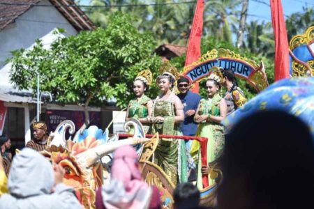 Tradisi Jangkrik Genggong, Warga Tawang Pacitan Kirab Ambeng dan Tumpengan Laut Foto BeritaJatim.com