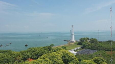 Rahasia di Balik Ramainya Tanjung Perak: Pulau Kecil Tak Terduga Jadi Kunci Utama Foto BeritaJatim.com