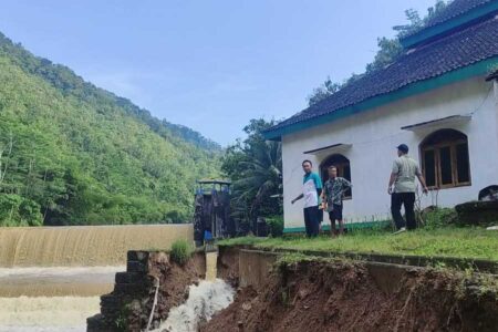 Longsor di DAM Kedung Sapi: Akses Jalan Putus, Dua Warga Terpaksa Mengungsi Foto BeritaJatim.com