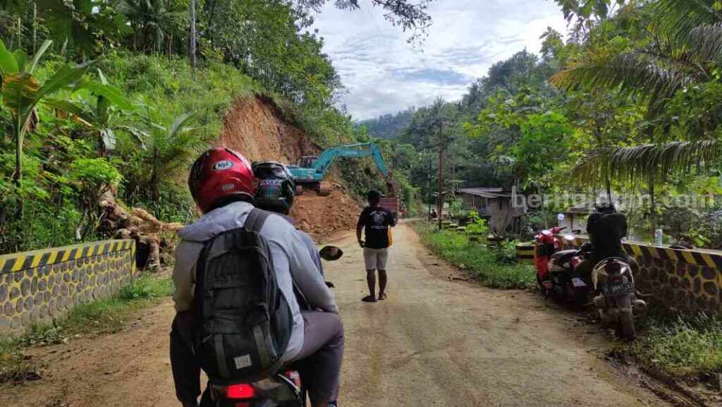 Hati-Hati Lewat Pacitan–Purwantoro, Proyek Pelebaran Jalan Sedang Berlangsung Foto BeritaJatim.com