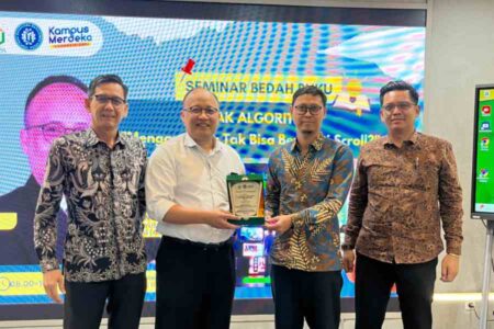 Bedah Buku ‘Budak Algoritma’ di Unusa: Mahasiswa Diajak Sadar Digital Foto BeritaJatim.com