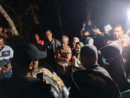 Seberangi Sungai Pakai Rakit Gedebok, Petani di Ngadirojo Tewas Tenggelam Foto BeritaJatim.com