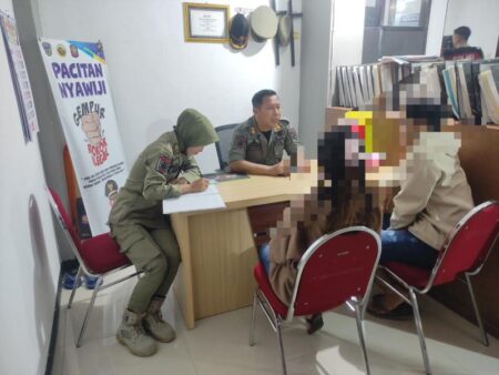 Razia Malam di Pacitan: Satpol PP Temukan Pelajar Menginap dengan Wanita Dewasa Foto BeritaJatim.com