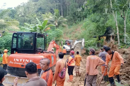 Longsor Trenggalek, BPBD Jatim Gercep Terjunkan Tim Evakuasi Korban Foto BeritaJatim.com