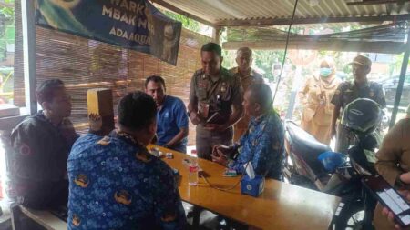 Satpol PP Gresik Razia ASN Nongkrong di Warkop saat Jam Kerja, 17 Pegawai Terjaring Foto BeritaJatim.com