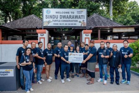 Alarm Merah Populasi Penyu: Bank Mandiri Taspen Ambil Peran dalam Misi Penyelamatan Ekosistem Laut Foto BeritaJatim.com