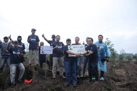 Bank Mandiri Taspen Gelar Program Penghijauan dan Pemberdayaan di Glenmore Foto BeritaJatim.com