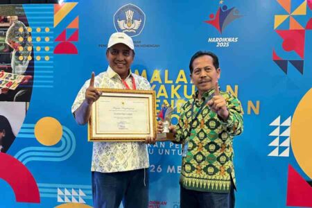 Unesa Terima Penghargaan LPTK Terbaik dari Kemendikdasmen Foto BeritaJatim.com