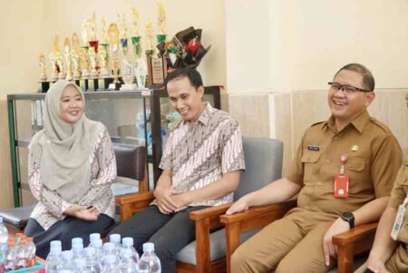 Tak Gentar Hujan, Bu Ida Tetap Dampingi Siswa SLB Menari, Aksinya Tuai Pujian Publik Foto BeritaJatim.com