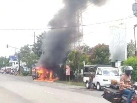 Beli Rokok, Mobil Pikap Warga Pacitan Ludes Terbakar di Pinggir Jalan Foto BeritaJatim.com