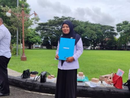 Kisah Haru Mariyati: Pulang Pergi 60 Km, Guru Honorer 22 Tahun Mengabdi Kini Diangkat ASN Foto BeritaJatim.com