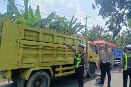 Polres Magetan Tilang 3 Truk Muatan Galian C Overload Foto BeritaJatim.com
