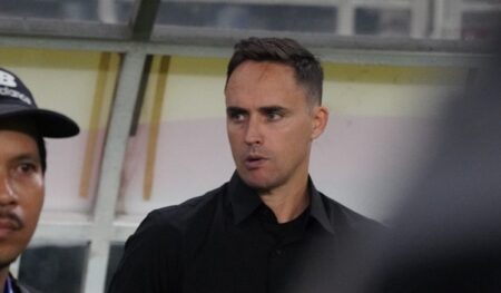 Paul Munster Jadi Pelatih Liga 1 Paling Sering Kena Kartu di Musim Ini Foto BeritaJatim.com