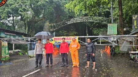 Jalur Alternatif Pacet–Batu Kembali Ditutup Sementara Akibat Cuaca Ekstrem Foto BeritaJatim.com