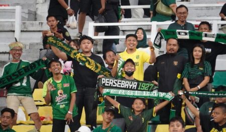 Bonek Desak Persebaya Wajib Menang Lawan Semen Padang: Tiket Asia Jadi Taruhan! Foto BeritaJatim.com