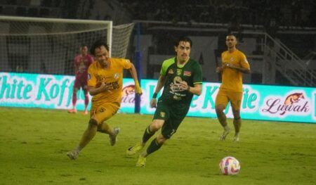 Persebaya Gagal Salip Dewa United, Uston Nawawi Hormati Keputusan Wasit Usai Gol Dianulir VAR Foto BeritaJatim.com