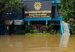 Banjir Landa 1 Desa dan 5 Kelurahan di Pamekasan Foto BeritaJatim.com