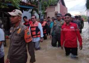 Pastikan Warga Tertangani, Bupati dan Wakil Bupati Pamekasan Tinjau Langsung Titik Banjir Foto BeritaJatim.com