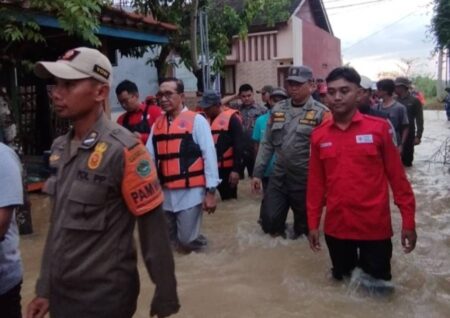 Pastikan Warga Tertangani, Bupati dan Wakil Bupati Pamekasan Tinjau Langsung Titik Banjir Foto BeritaJatim.com