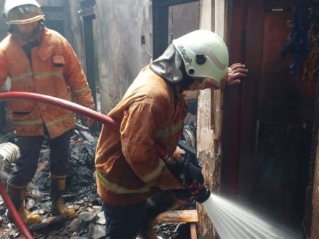 Rumah Ludes Terbakar di Ngoro Saat Ditinggal Rekreasi Foto BeritaJatim.com