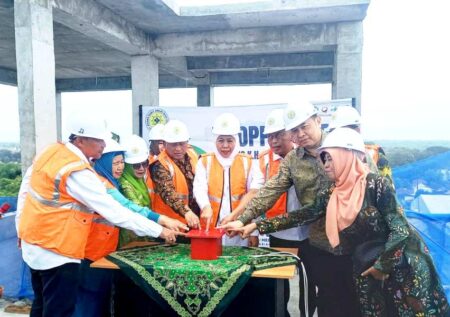 Khofifah Resmikan Mulainya Pembangunan Gedung Gus Dur RSU Muslimat NU Ponorogo Foto BeritaJatim.com