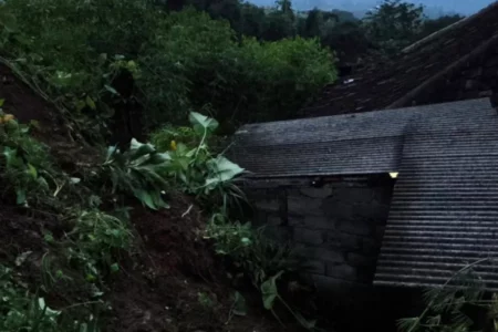 Sarangan dan Poncol Magetan Longsor, 4 Rumah Rusak, Berikut Rinciannya Foto BeritaJatim.com