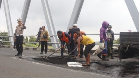 Cepat dan Sigap! Satlantas Polres Mojokerto Kota Perbaiki Jalan Rusak di Jembatan Gajah Mada Foto BeritaJatim.com