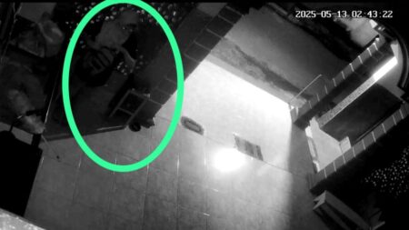 Maling Kotak Amal di Mushola Nurul Iman Ponorogo Terekam CCTV, Pelaku Pakai Mukena Foto BeritaJatim.com