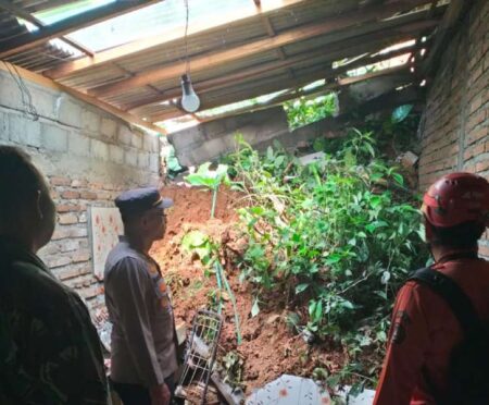 Tanah Longsor di Sambit Ponorogo, 11 Rumah Rusak Foto BeritaJatim.com