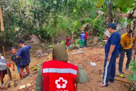 Dorong Kebiasaan Sehat, PMI Pamekasan Bangun Fasilitas MCK Komunal di Barurambat Kota Foto BeritaJatim.com
